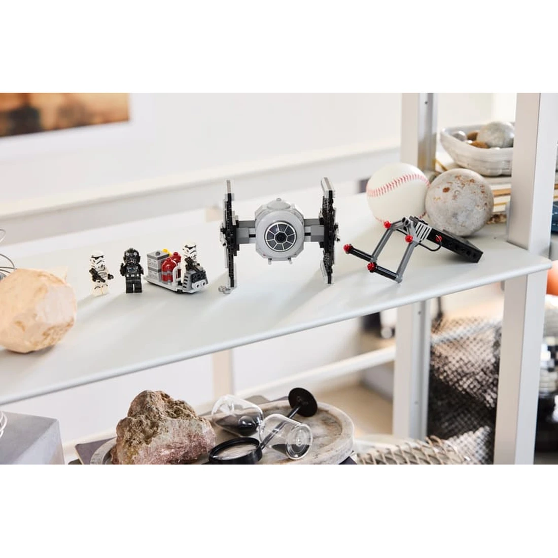 레고 타이 파이터™와 제국군 격납고 거치대 40771