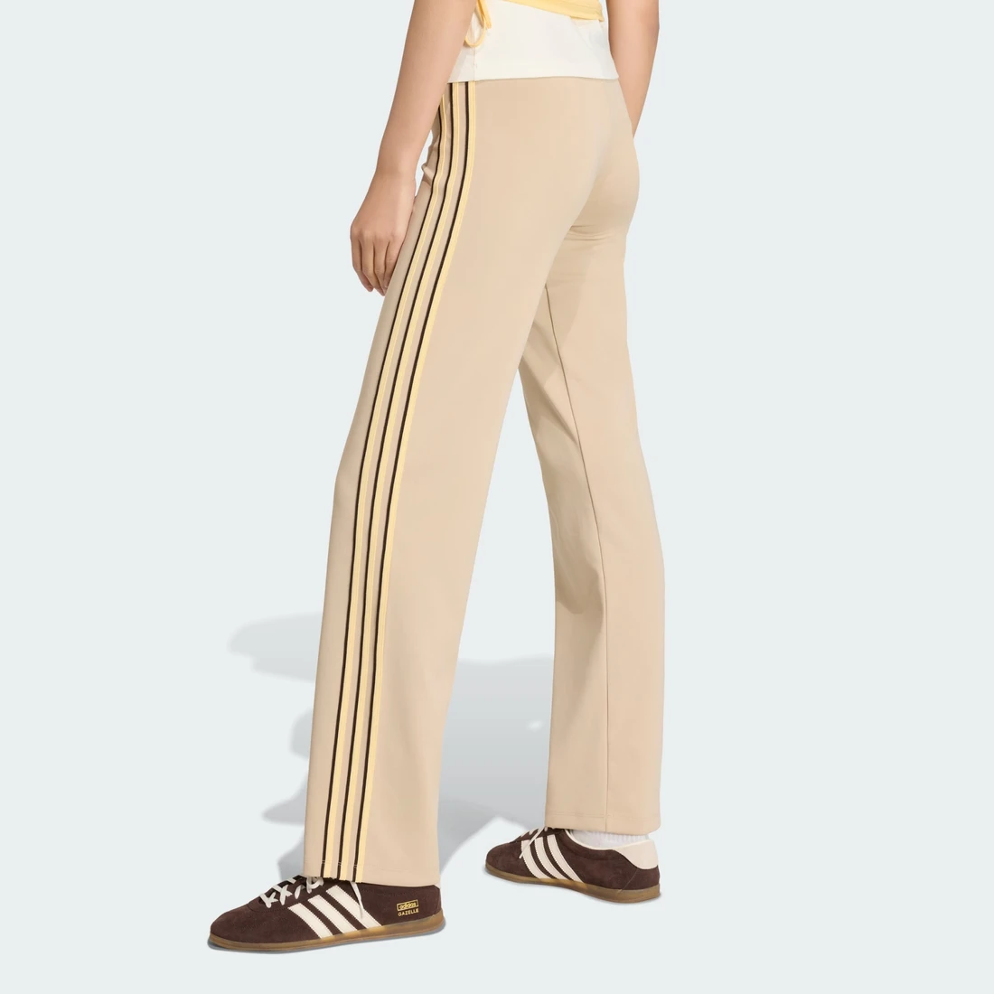 아디다스 슬라우치 스트레이트 레그 팬츠 KW4555