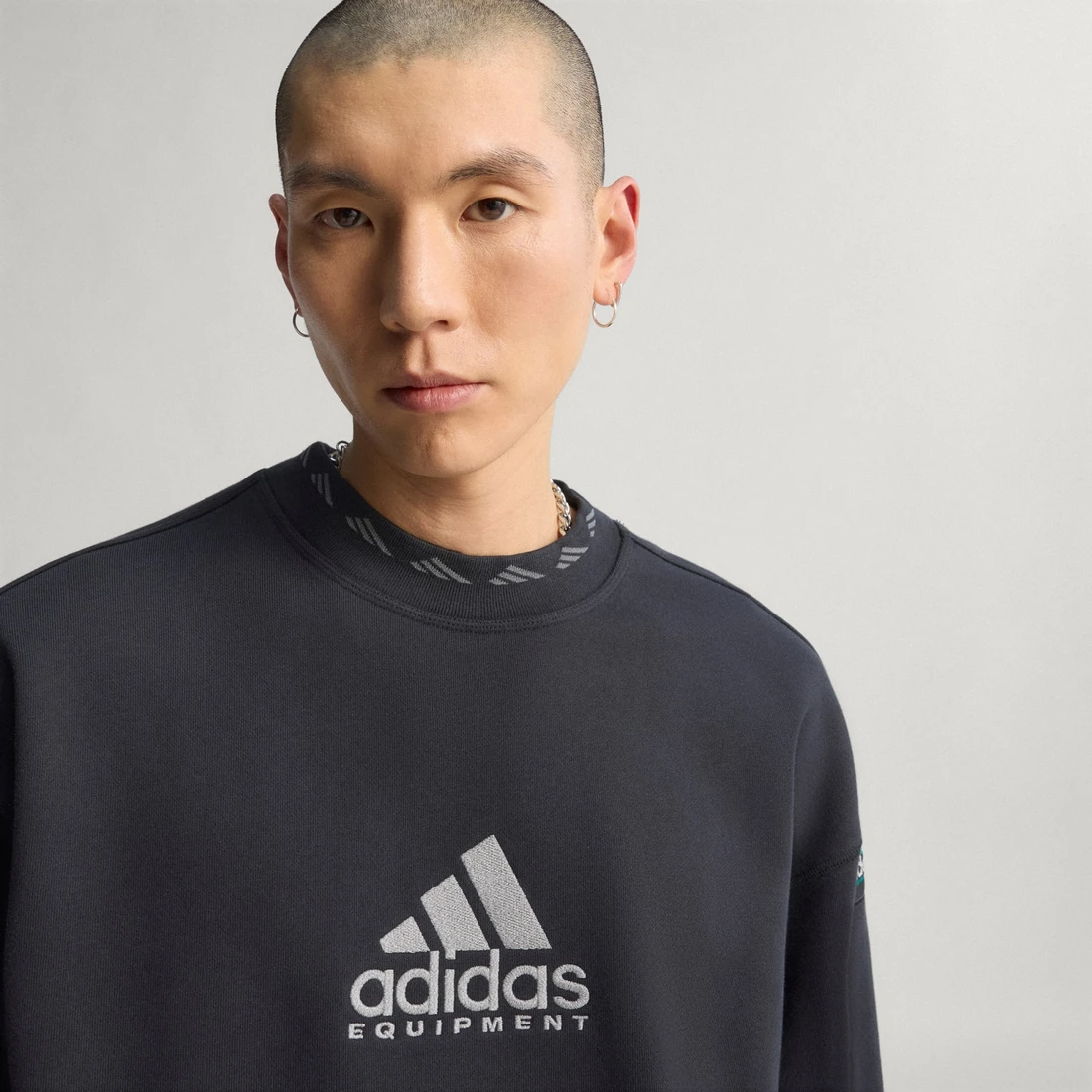 아디다스 이큅먼트 리플렉티브 크루 JV7646