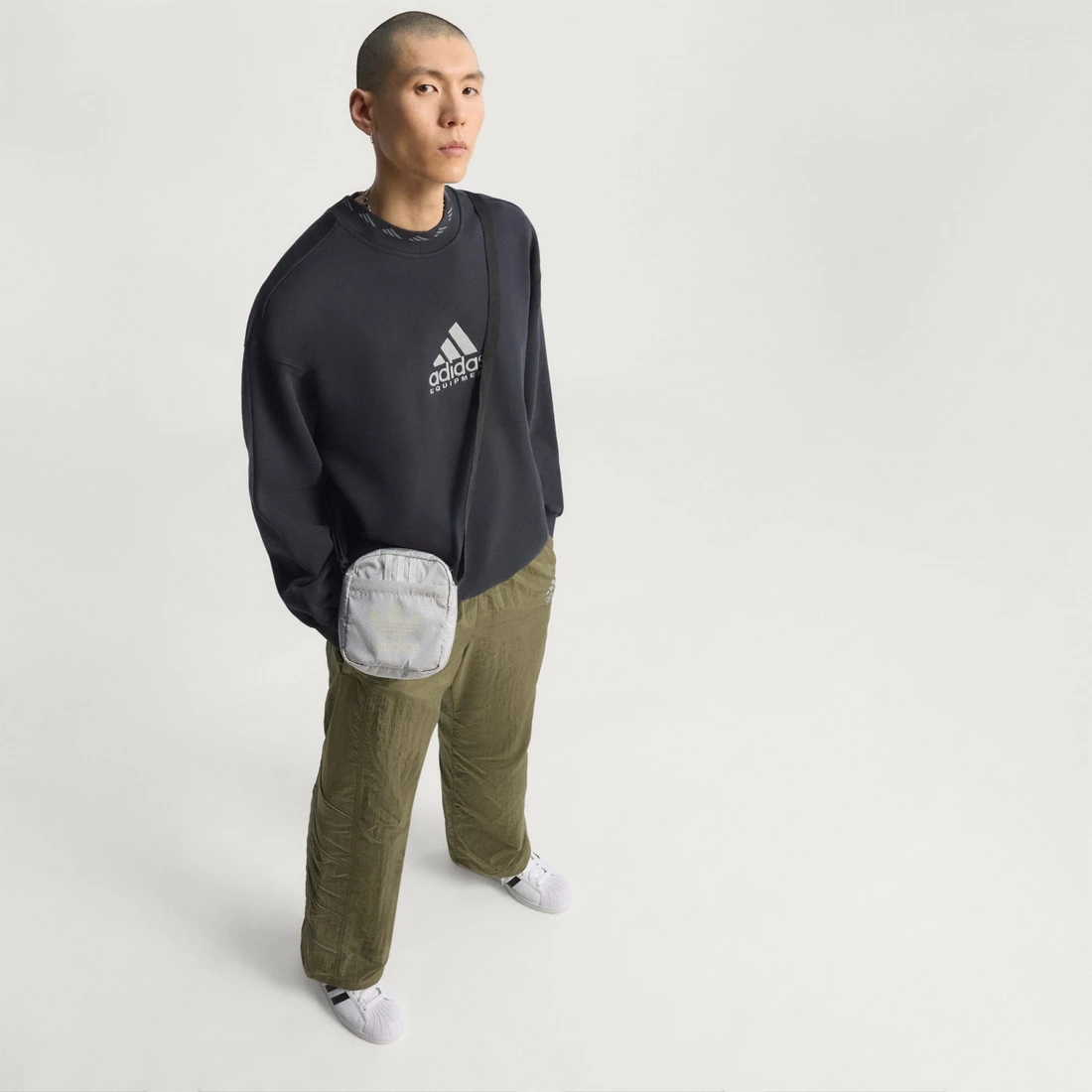 아디다스 이큅먼트 리플렉티브 크루 JV7646