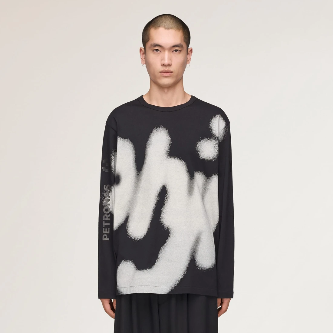 Y-3 x 메르세데스 AMG 페트로나스 F1 팀 실버 애로우 요지 그래픽 롱슬리브 티셔츠 블랙 KR2377