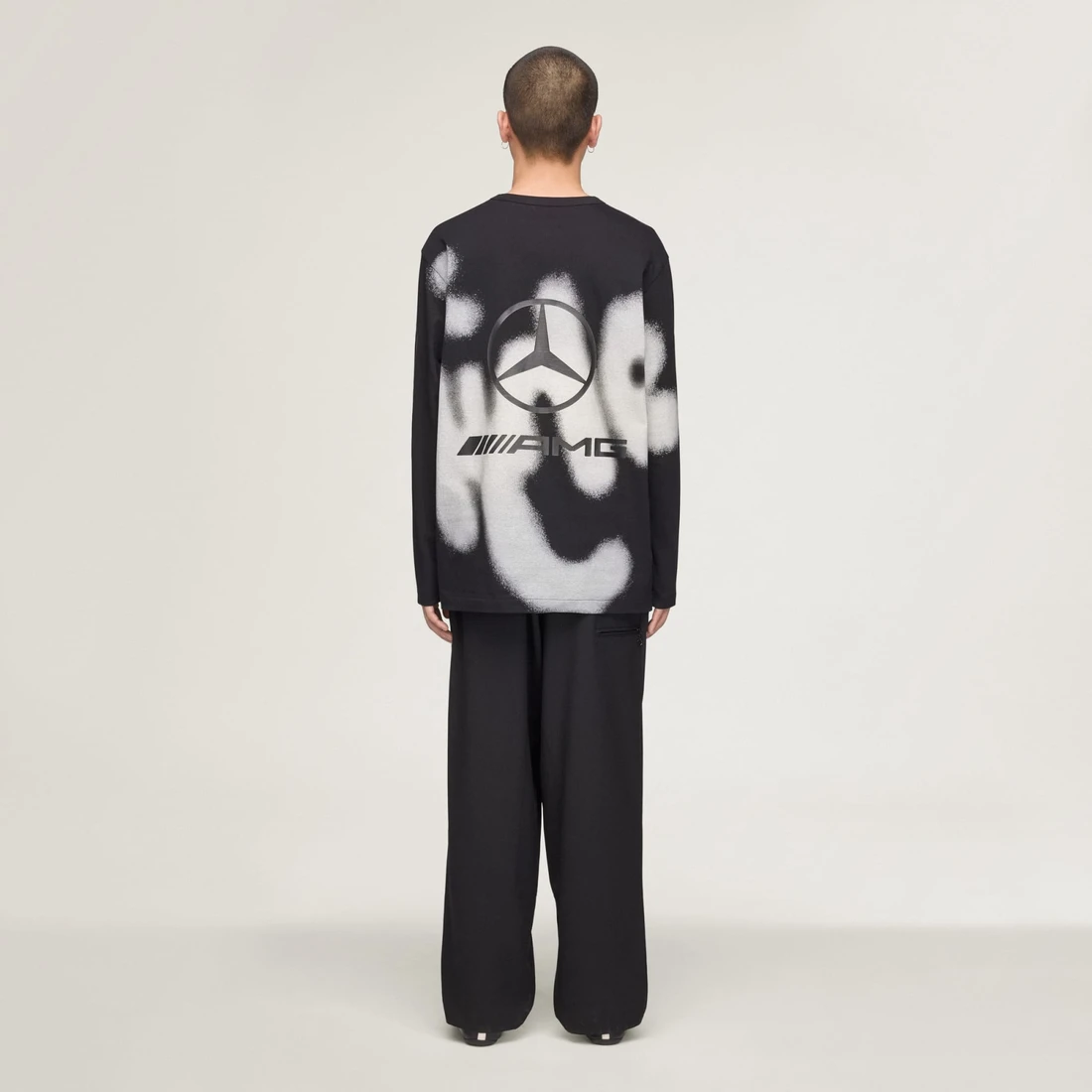 Y-3 x 메르세데스 AMG 페트로나스 F1 팀 실버 애로우 요지 그래픽 롱슬리브 티셔츠 블랙 KR2377