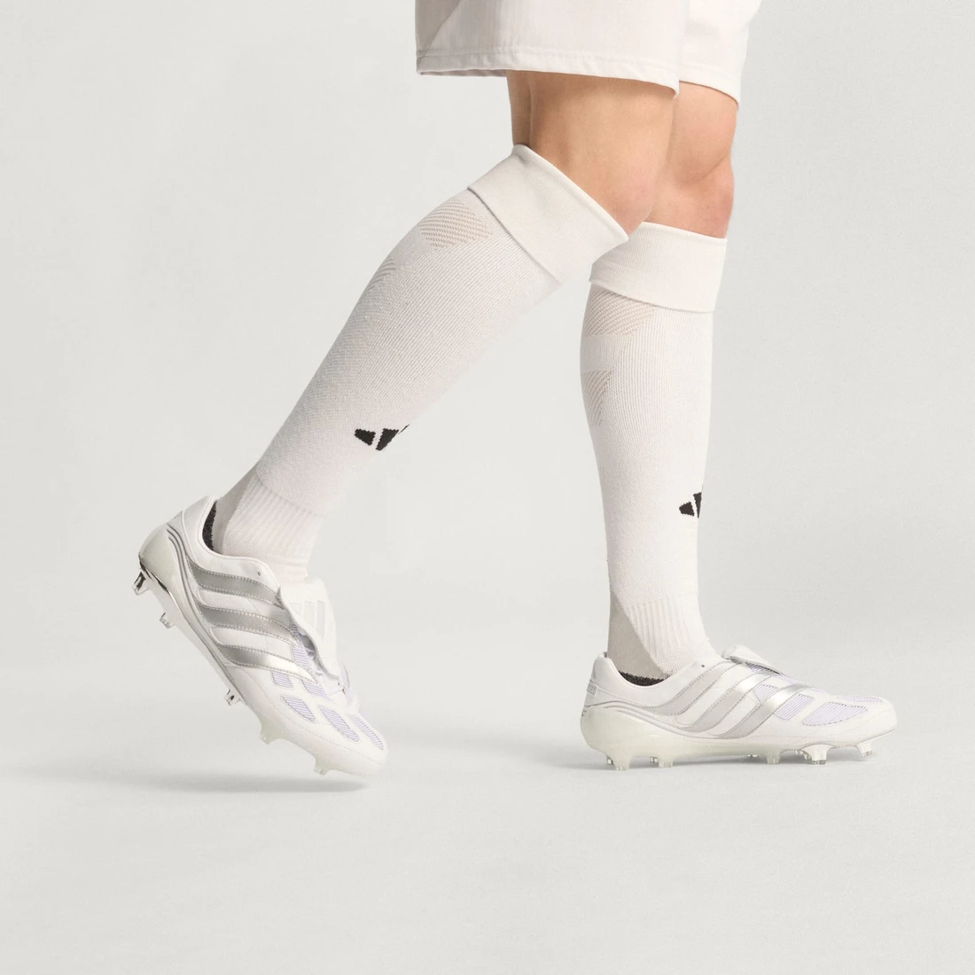 아디다스 프레데터 프리시전 FG 클라우드 화이트 실버 메탈릭 JS0571