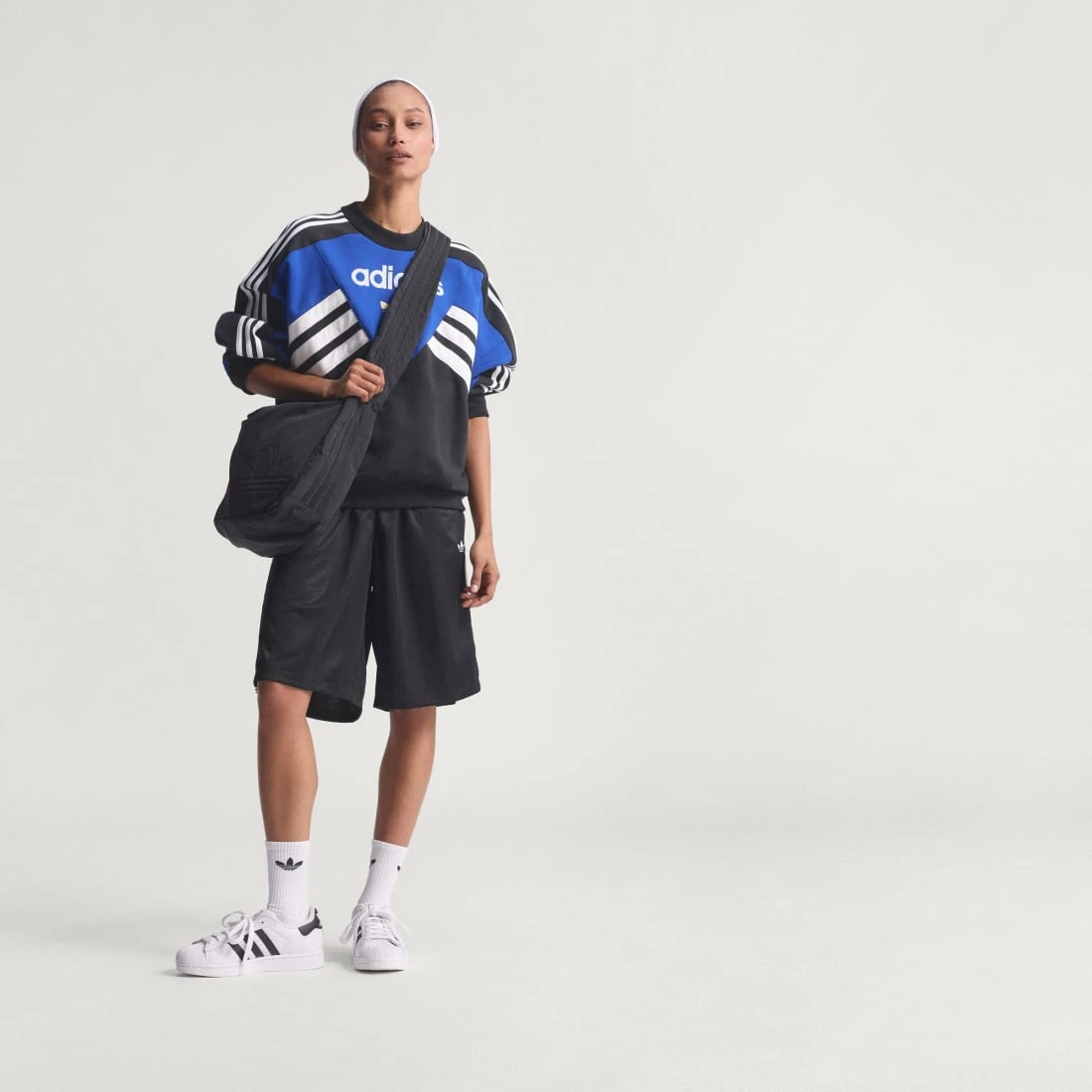 아디다스 CREW WITH CUTLINE 스웨트셔츠 KD7769