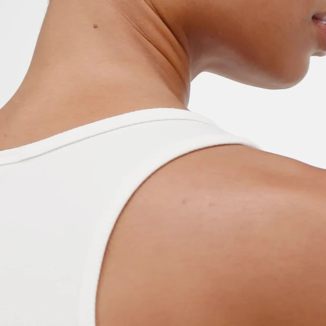 아디다스 에센셜 립 탱크탑 JC9007