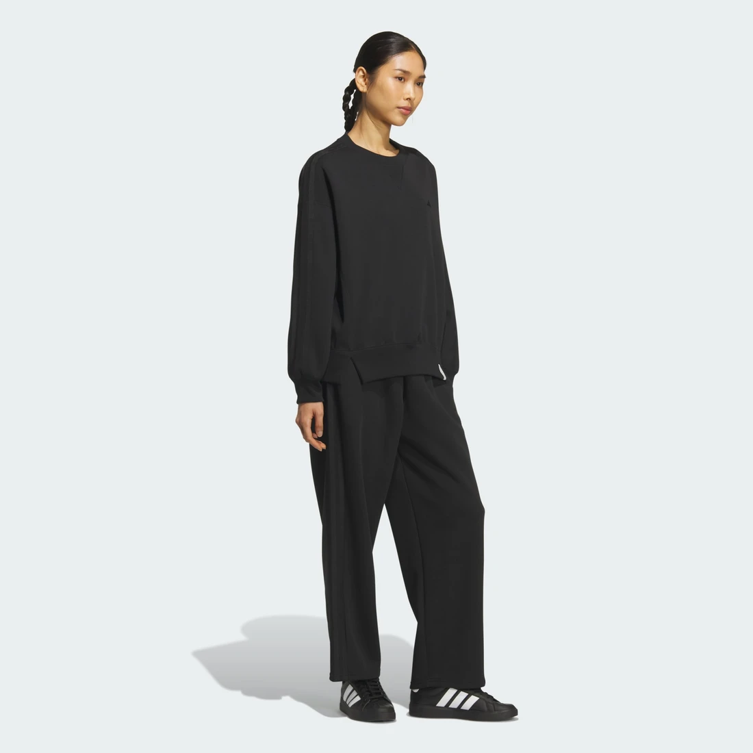 아디다스 에센셜 플러스 3-스트라이프 스페이서 니트 루즈 핏 스트레이트 오픈 헴 조거 KF8244