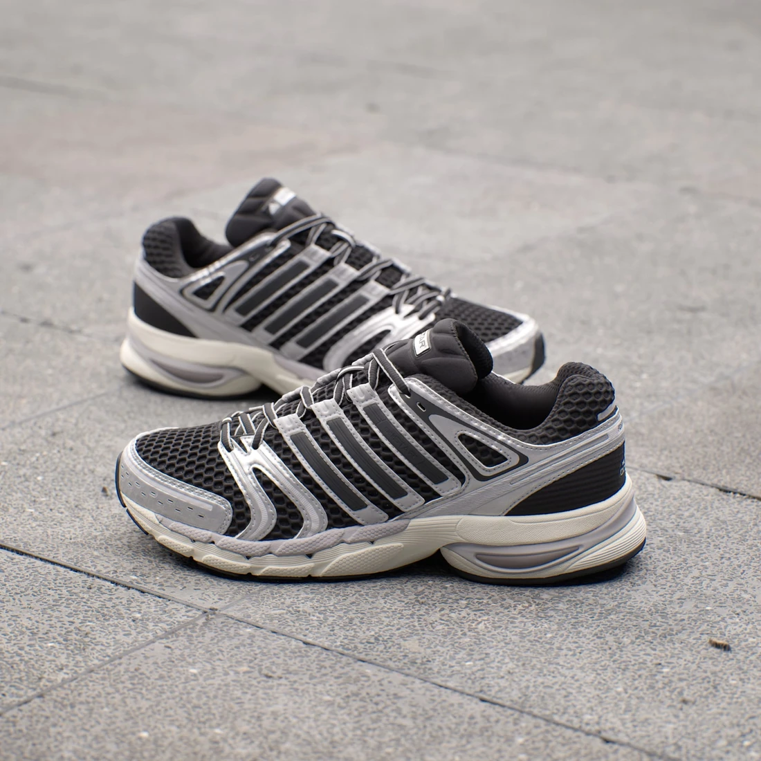 아디다스 아디스타 컨트롤 5 코어 블랙 실버 메탈릭 KI6120