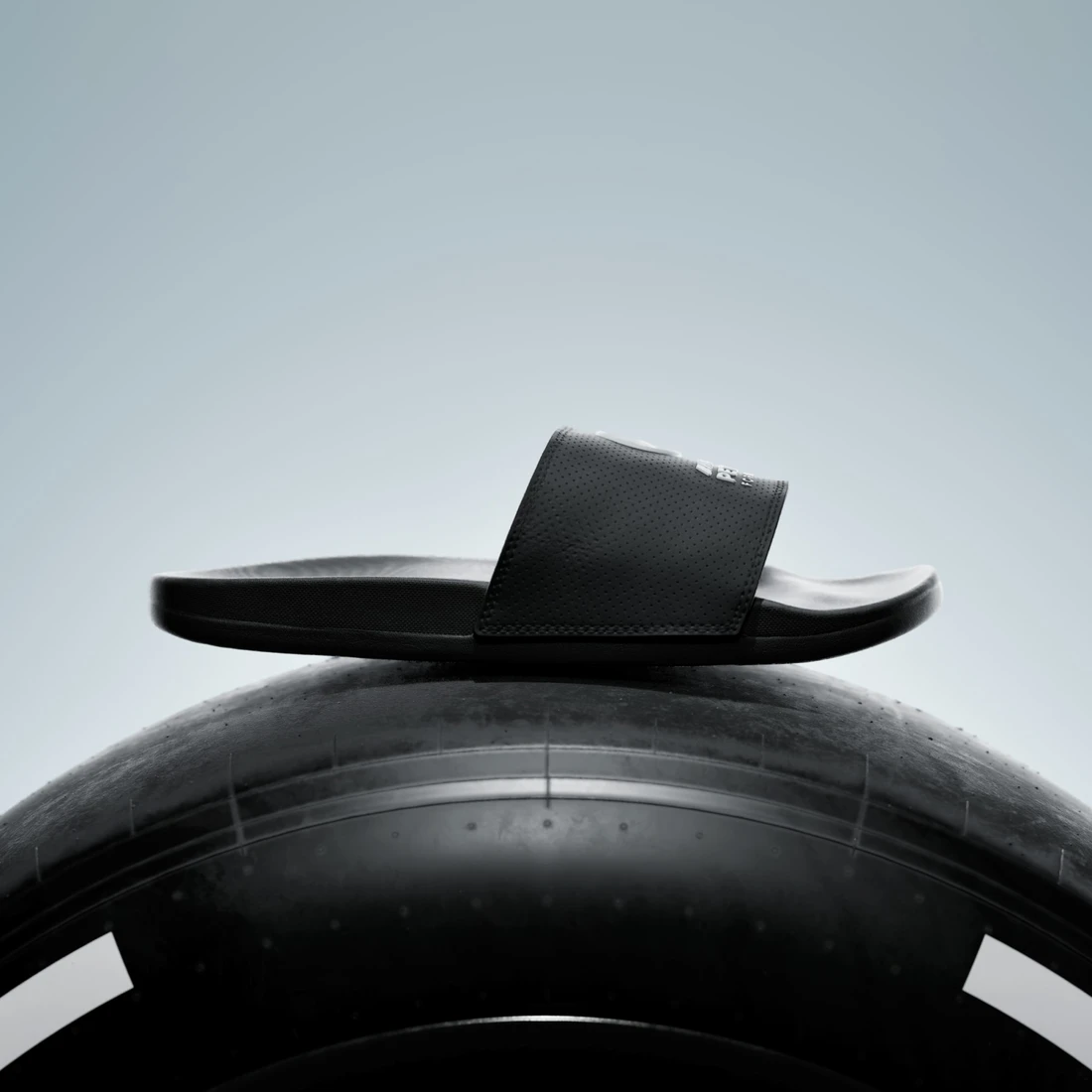 아디다스 메르세데스 - AMG F1 팀 아딜렛 컴포트 KI6109