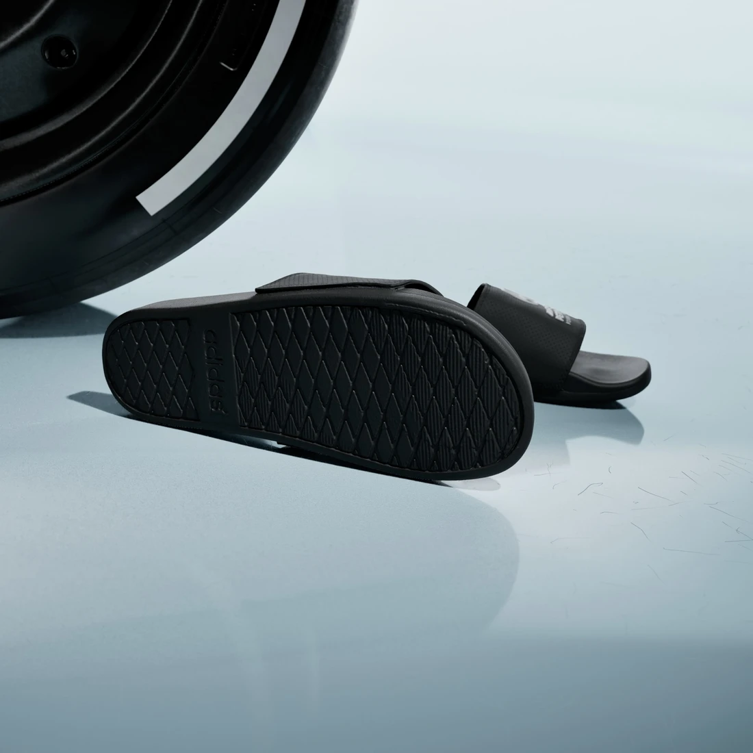 아디다스 메르세데스 - AMG F1 팀 아딜렛 컴포트 KI6109