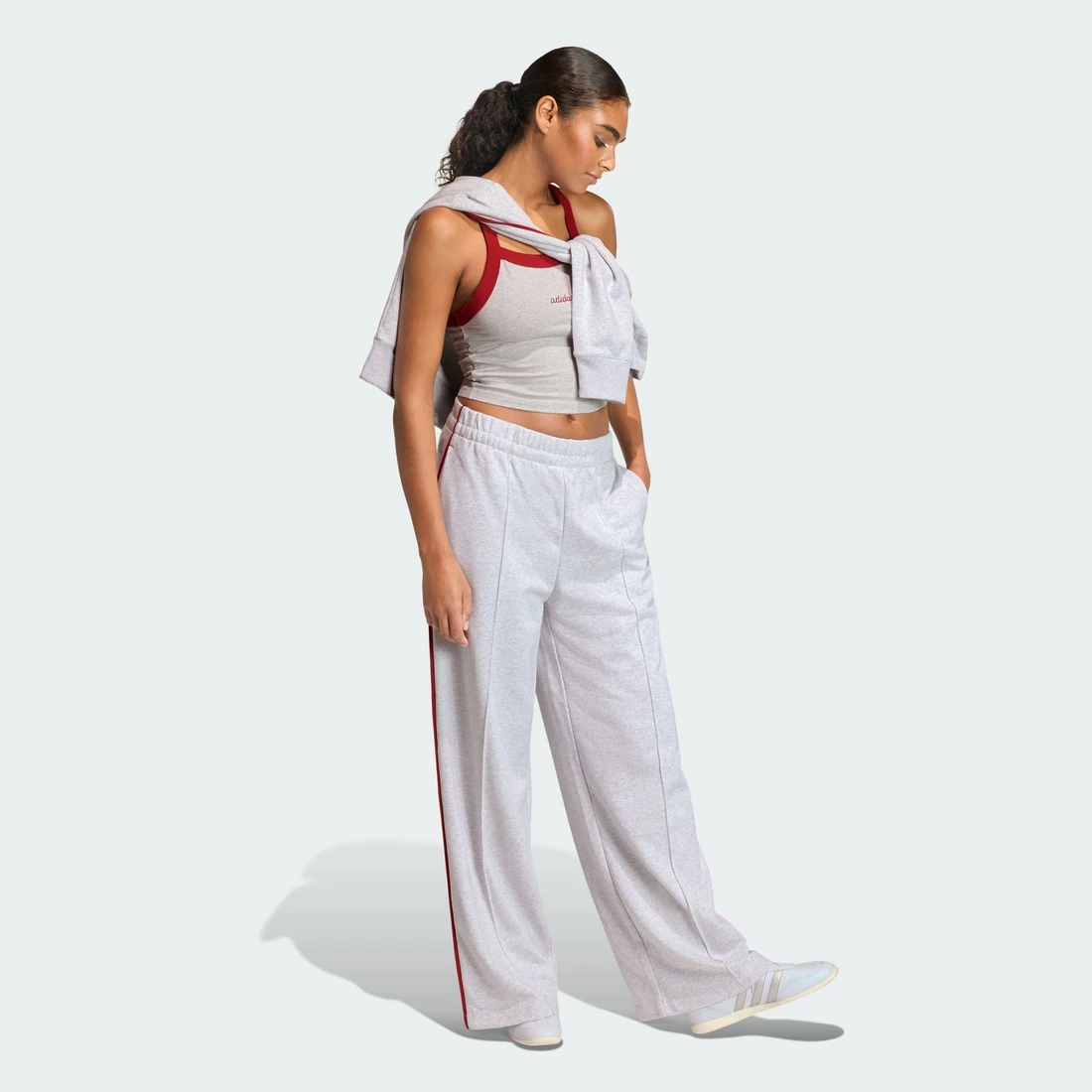 아디다스 시즈널 에센셜 컬러팝 자수 그래픽 스웨트셔츠 KC3997