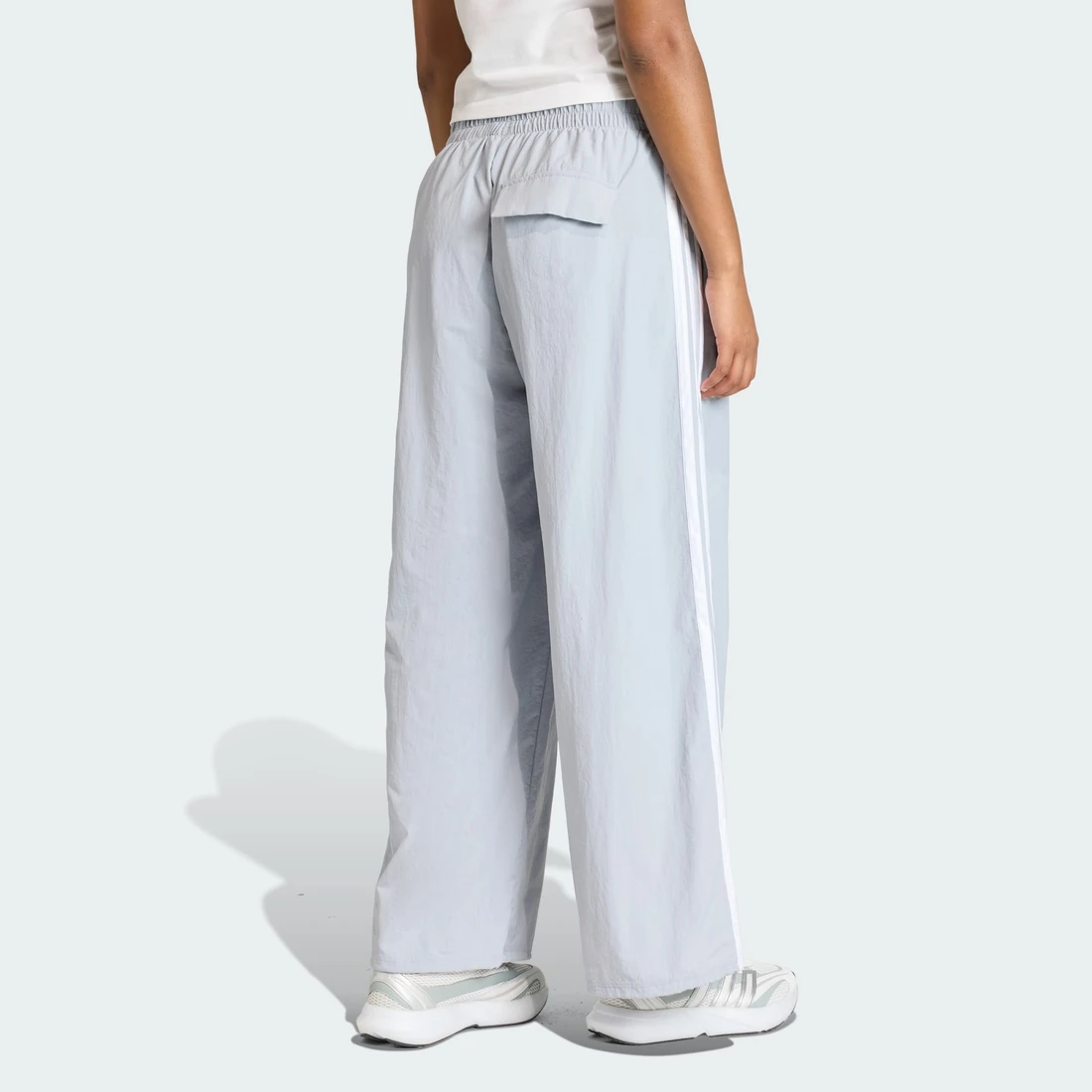 아디다스 에센셜 3-스트라이프 우븐 파라슈트 팬츠 KC5221