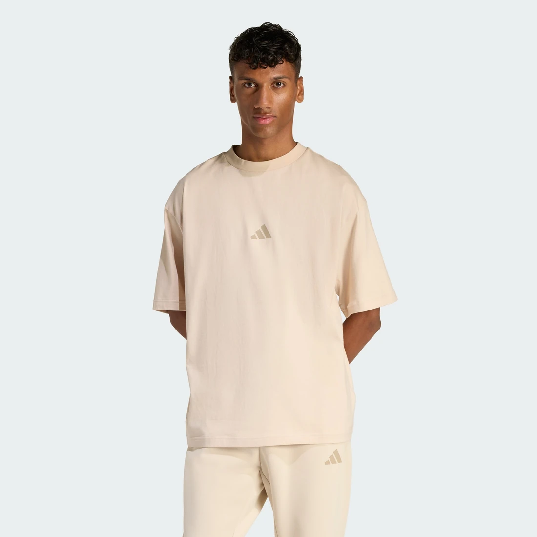 아디다스 퓨처 아이콘 스몰 로고 티 KD7648