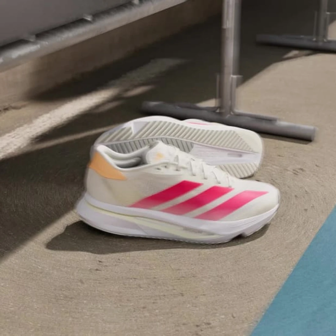 아디다스 아디제로 SL2 오프 화이트 루시드 레드 우먼스 JQ3132