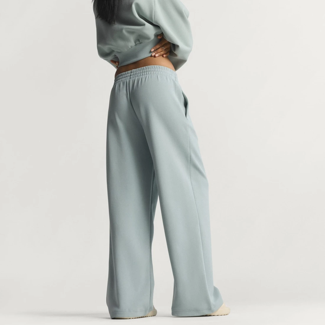 아디다스 소프트 럭스 스트레이트 레그 팬츠 KE6828