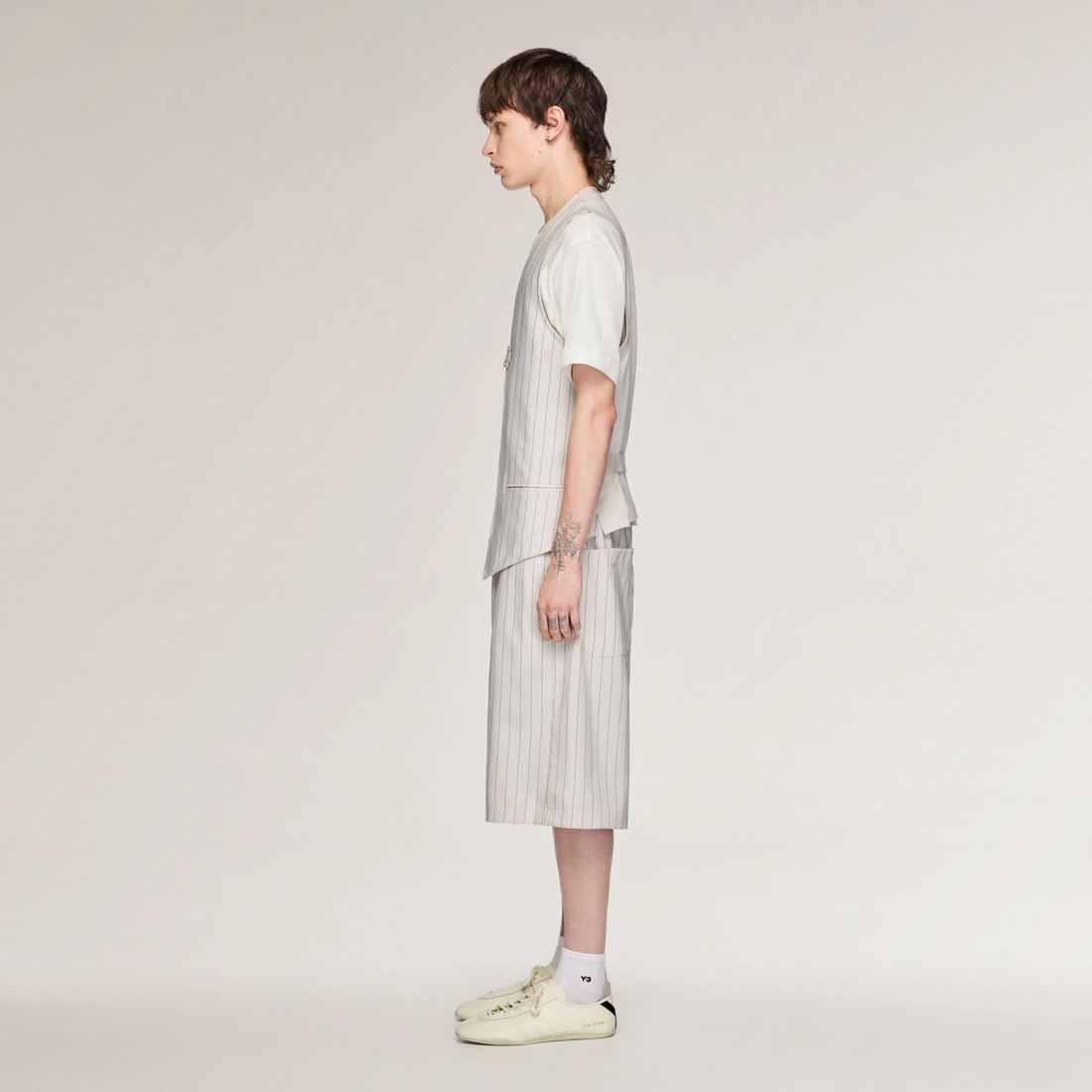 Y-3 핀스트라이프 스포츠 유니폼 쇼츠 초크 펄 KR1691