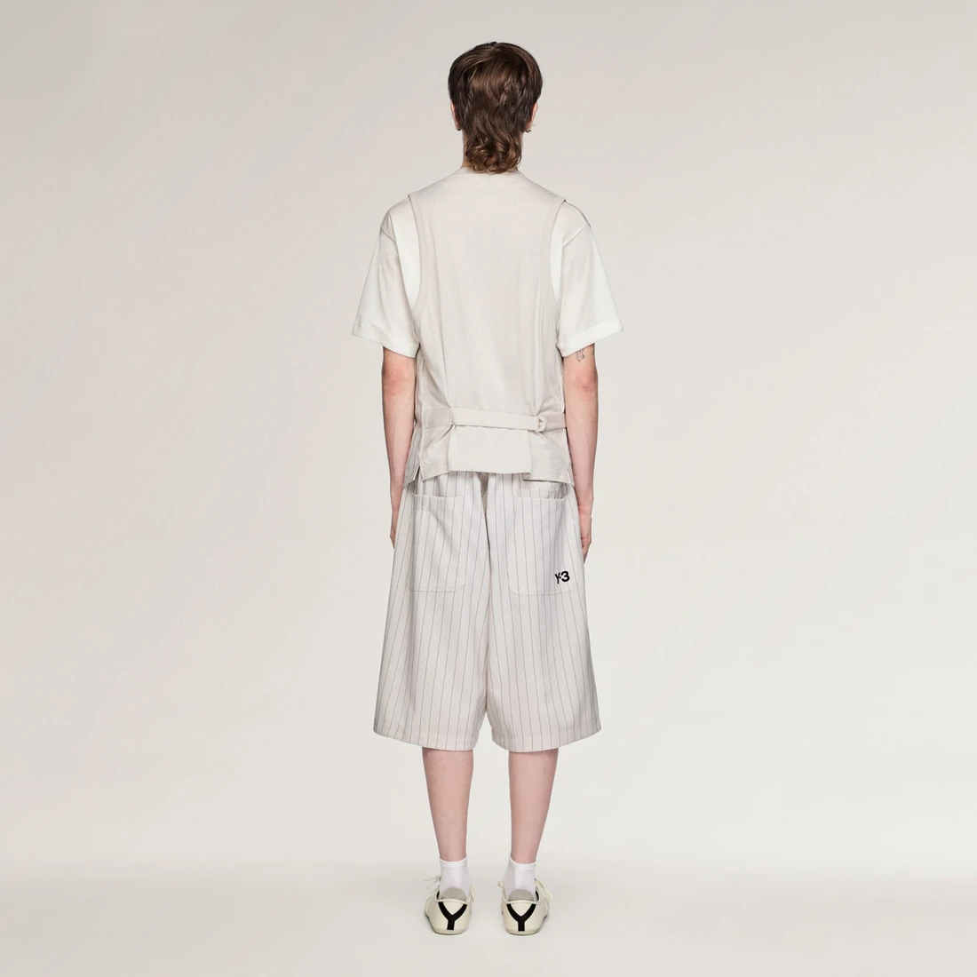 Y-3 핀스트라이프 스포츠 유니폼 쇼츠 초크 펄 KR1691