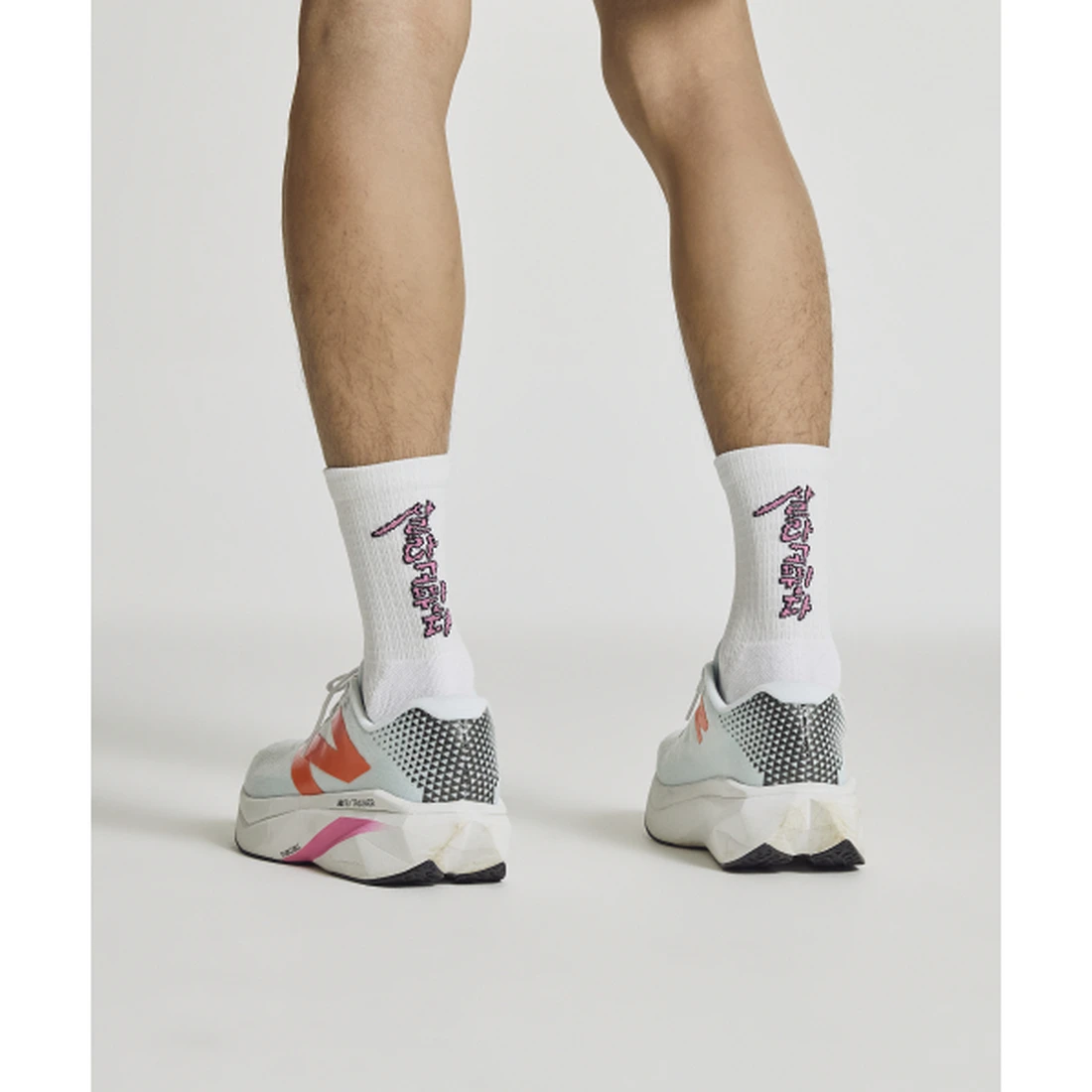 기안84 x 뉴발란스 살라고뛴다 드라이쿨 논슬립 크루삭스 화이트 NBGEGSA401-10