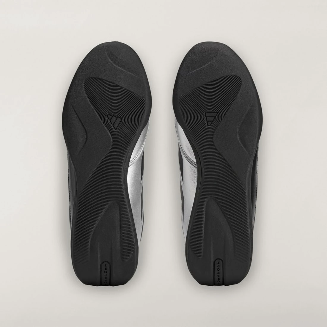 Y-3 x 메르세데스 AMG 페트로나스 F1 팀 실버 애로우 페로자 로우 블랙 실버 메탈릭 KK1824