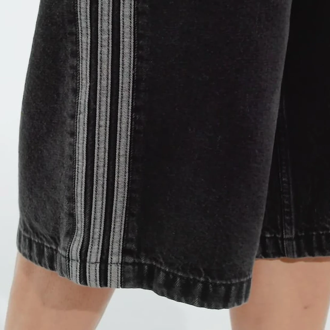 아디다스 아디컬러 데님 파이어버드 쇼츠 트루 블랙 데님 - KR 사이즈 JC6719