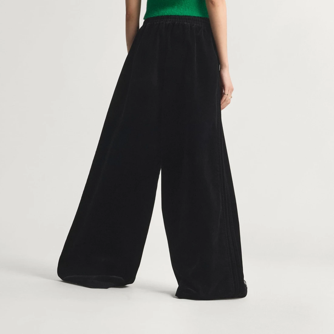 아디다스 브러쉬드 트윌 오버사이즈 파이어버드 트랙 팬츠 유틸리티 블랙 - KR 사이즈 우먼스 KT0695