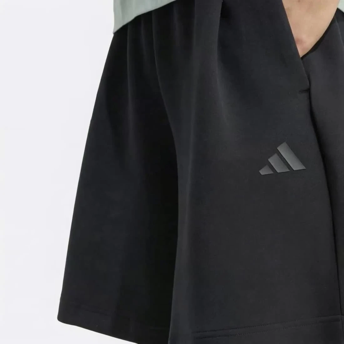 아디다스 Soft Lux 플리티드 쇼츠 KE8838