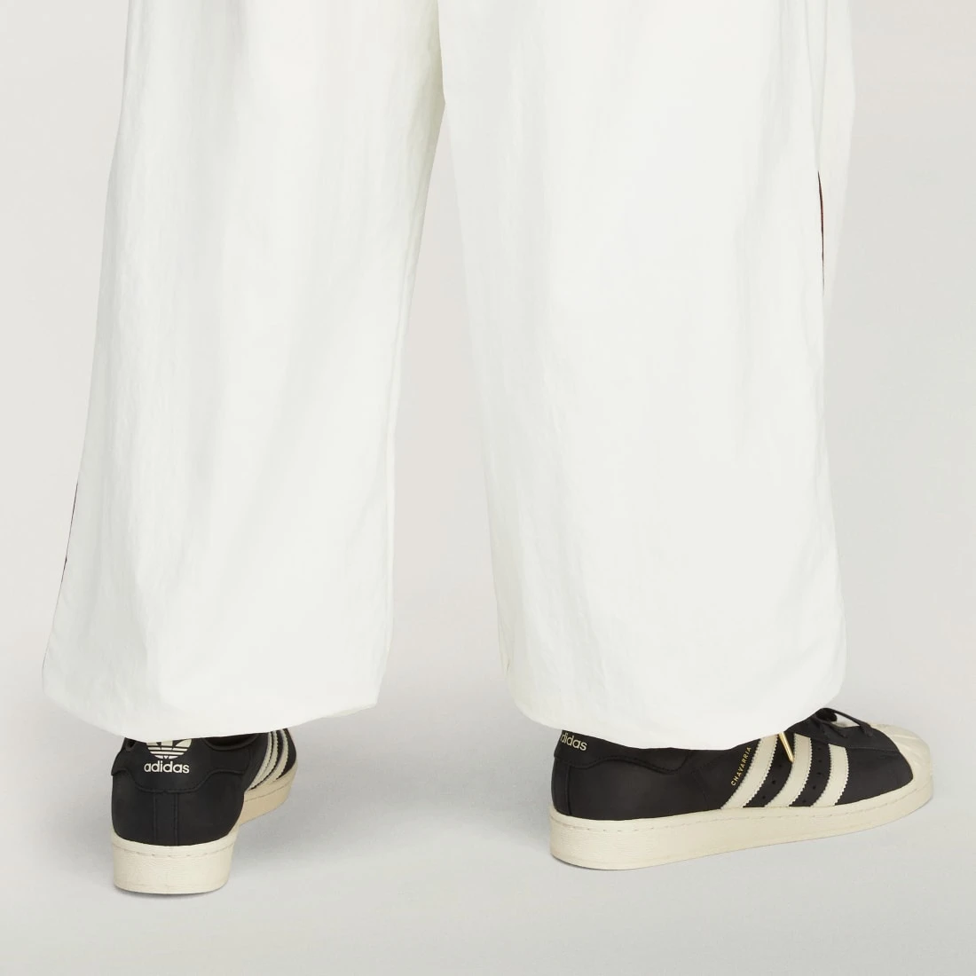 아디다스 x 윌리 차바리아 슈퍼스타 코어 블랙 크림 화이트 KJ2029
