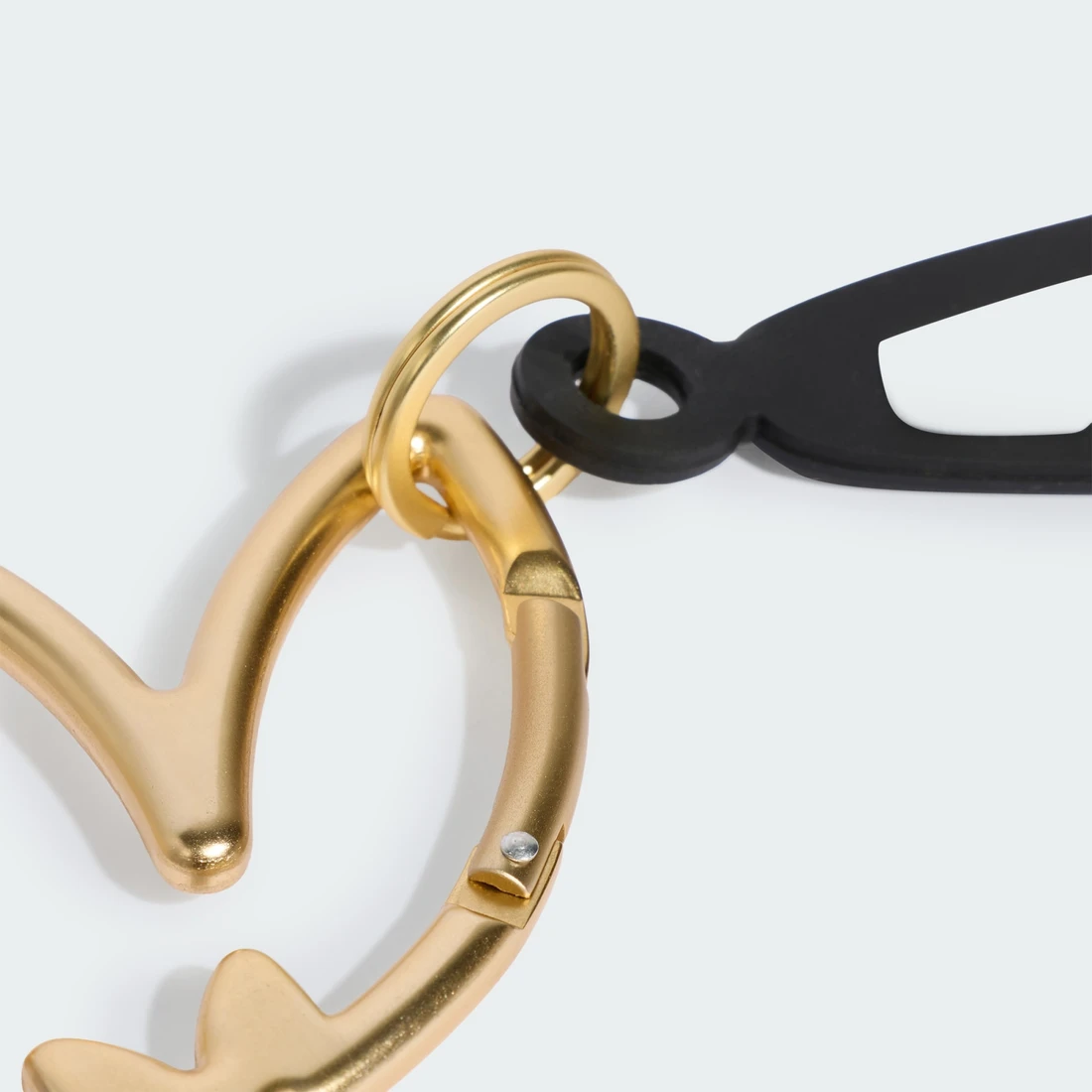 아디다스 키 체인 골드 메탈릭 세미 루시드 레드 KE2334