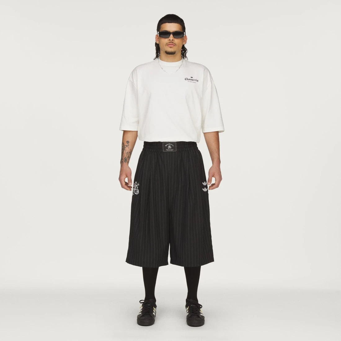 아디다스 x 윌리 차바리아 핀스트라이프 롱 쇼츠 블랙 화이트 - KR 사이즈 KV2247