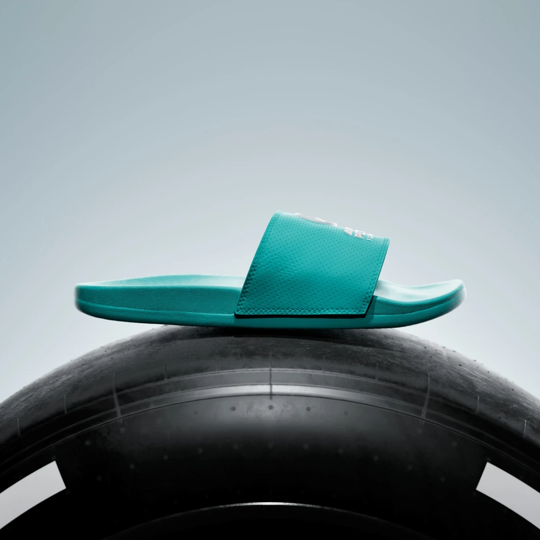 아디다스 x 메르세데스 AMG F1 아딜렛 컴포트 민트 KI6072