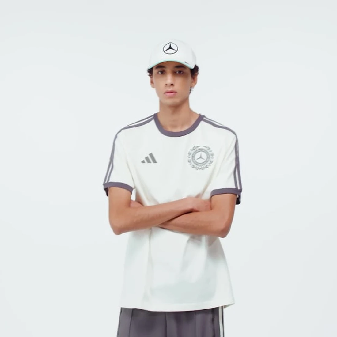 아디다스 x 메르세데스 AMG 페트로나스 F1 팀 실버 애로우 아이콘 티셔츠 오프 화이트 그래닛 - KR 사이즈 (논 마킹 버전) KE8275