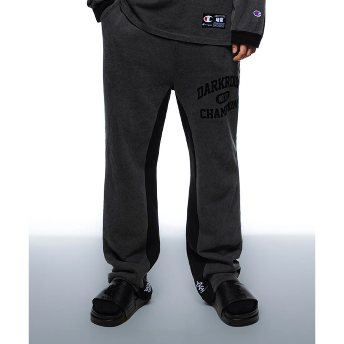 챔피온 X 다크룸 스튜디오 헤비웨이트 스웨트팬츠 차콜 CHPU261KCJP003CC