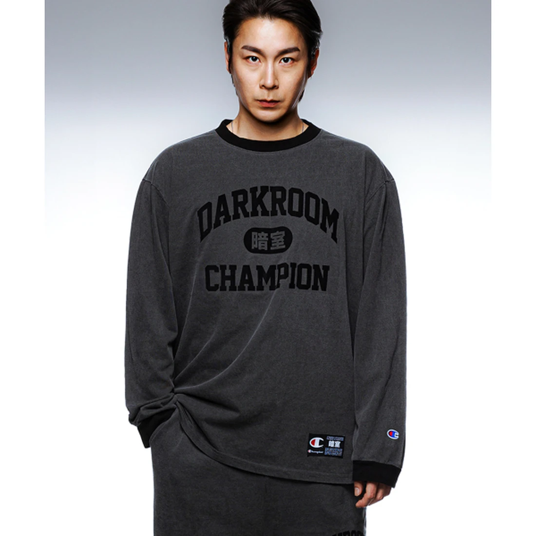 챔피온 X 다크룸 스튜디오 롱슬리브 티셔츠 차콜 CHPU261KCJP004CC