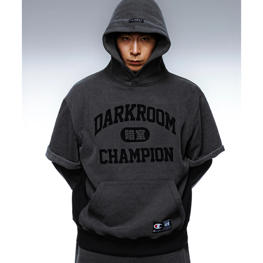 챔피온 X 다크룸 스튜디오 헤비웨이트 레이어드 후드 티셔츠 차콜 CHPU261KCJP002CC