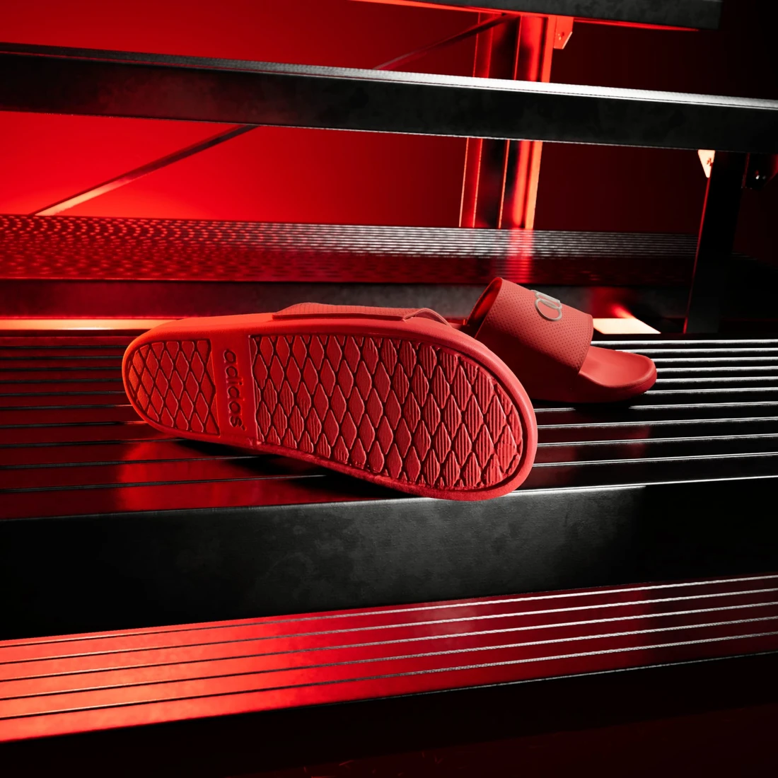 아디다스 아우디 F1 팀 아딜렛 컴포트 슬라이드 KI6083