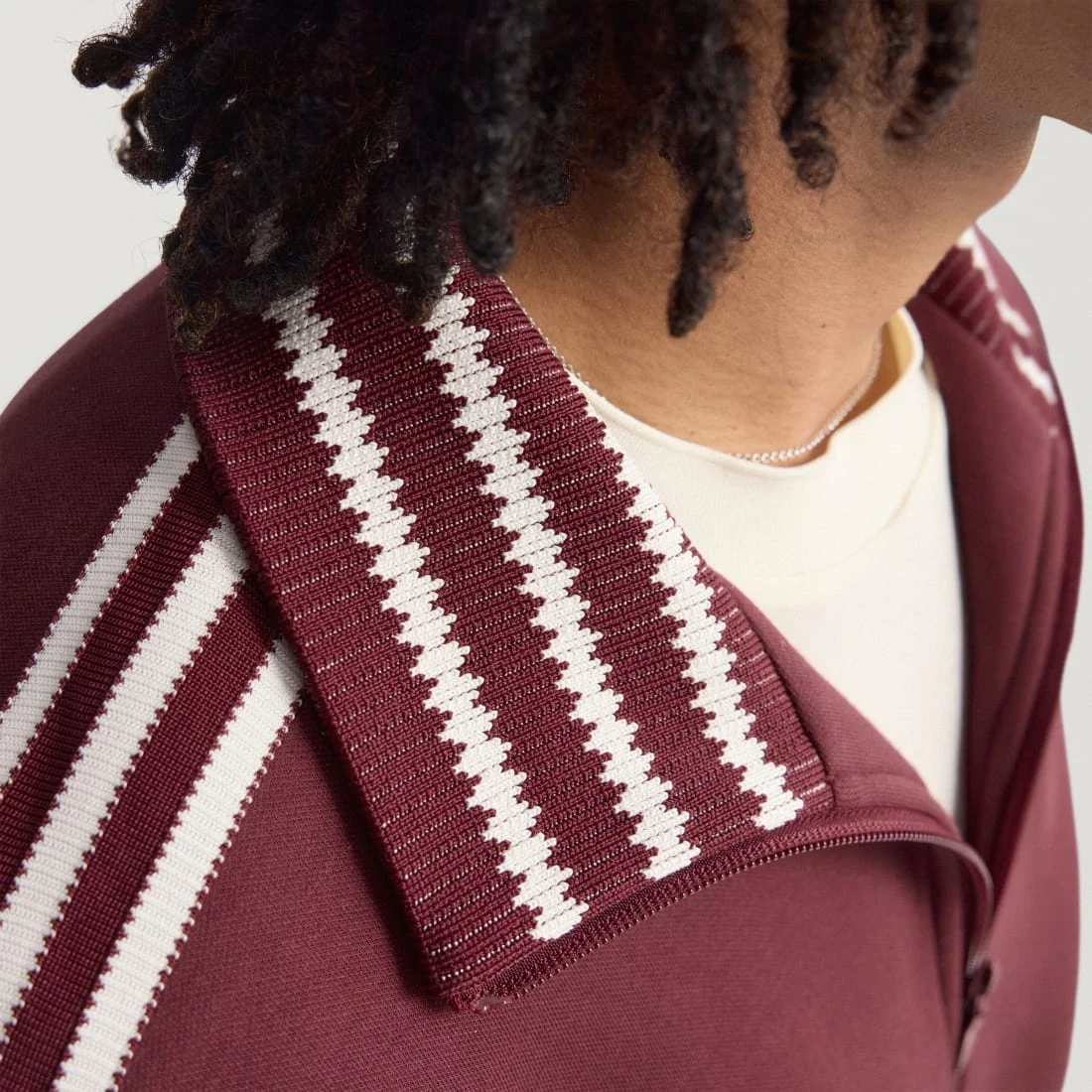 아디다스 프리미엄 트랙탑 쉐도우 레드 - US 사이즈 JY2738