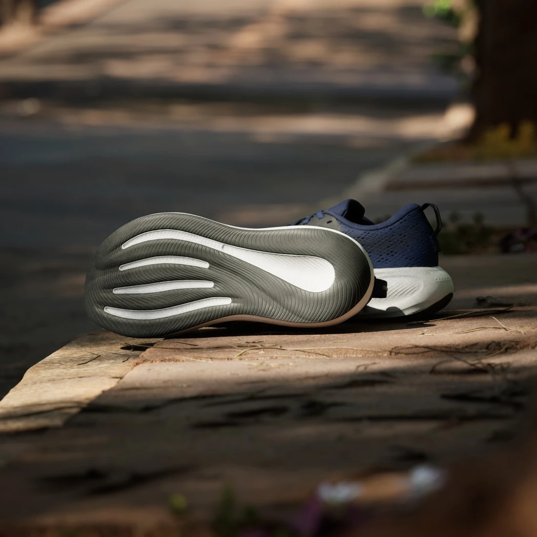 아디다스 리스폰스 페이스 러닝화 KJ1775