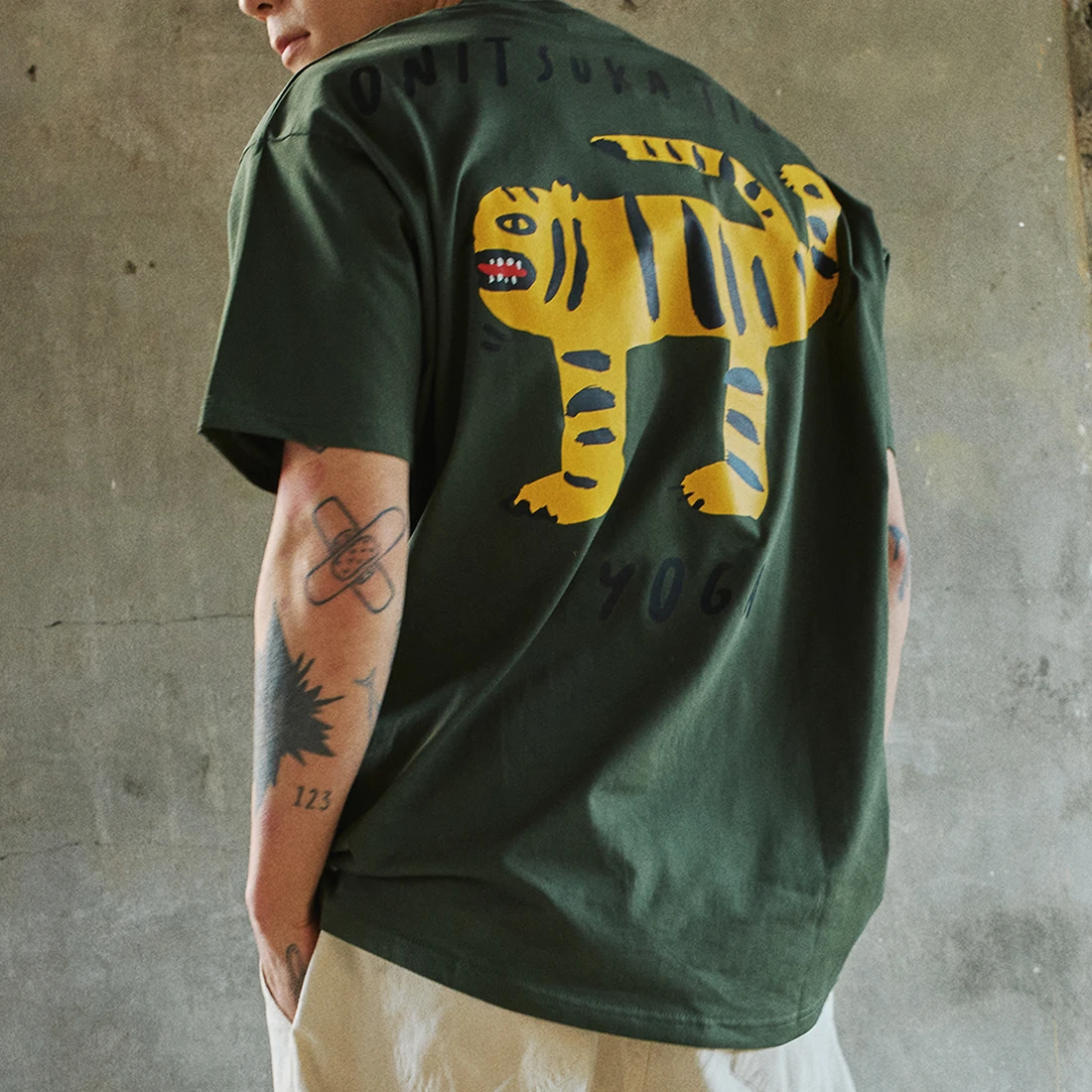 오니츠카 타이거 오버사이즈 그래픽 반팔티셔츠 2183B624-200