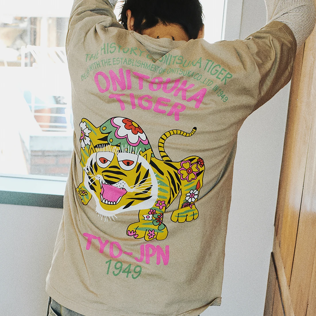 오니츠카 타이거 오버사이즈 그래픽 티셔츠 2183B561-250