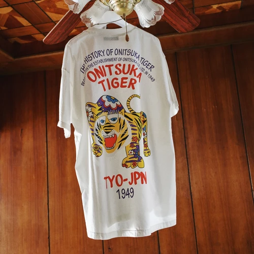 오니츠카 타이거 오버사이즈 그래픽 티셔츠