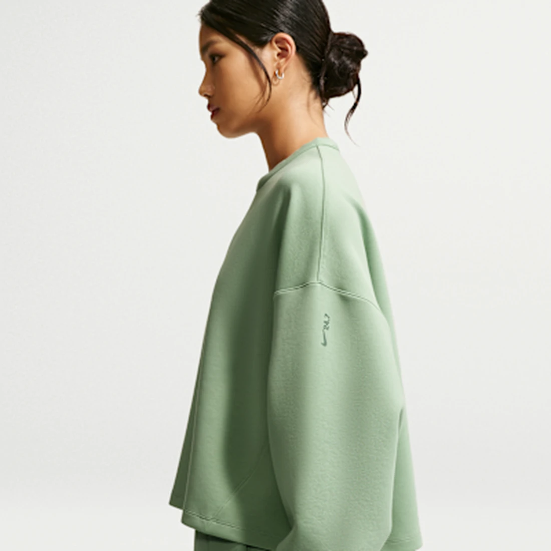 나이키 24.7 임파서블리소프트 여성 드라이 핏 오버사이즈 크루넥 탑 HQ8194-006