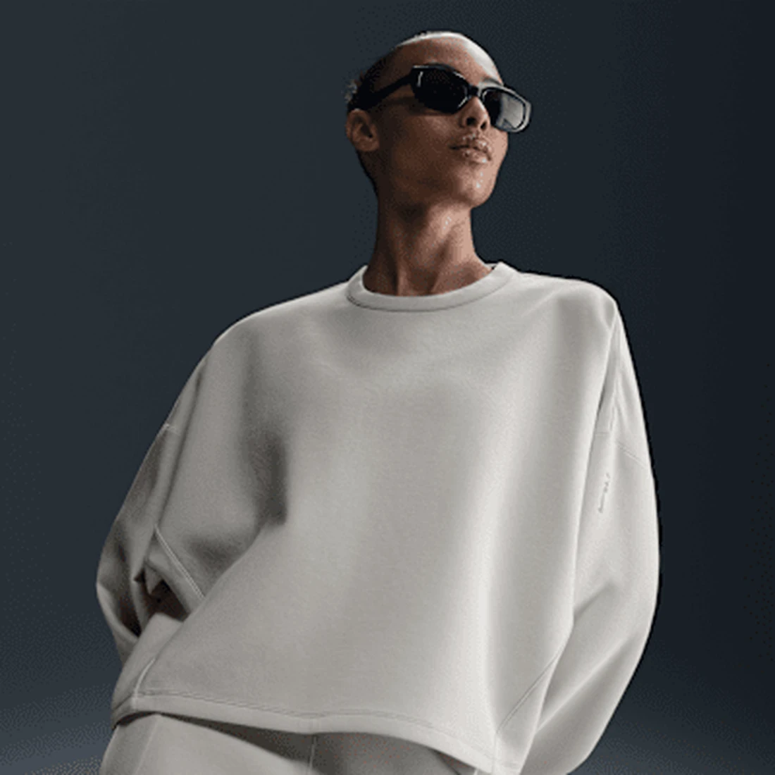 나이키 24.7 임파서블리소프트 여성 드라이 핏 오버사이즈 크루넥 탑 HQ8194-104