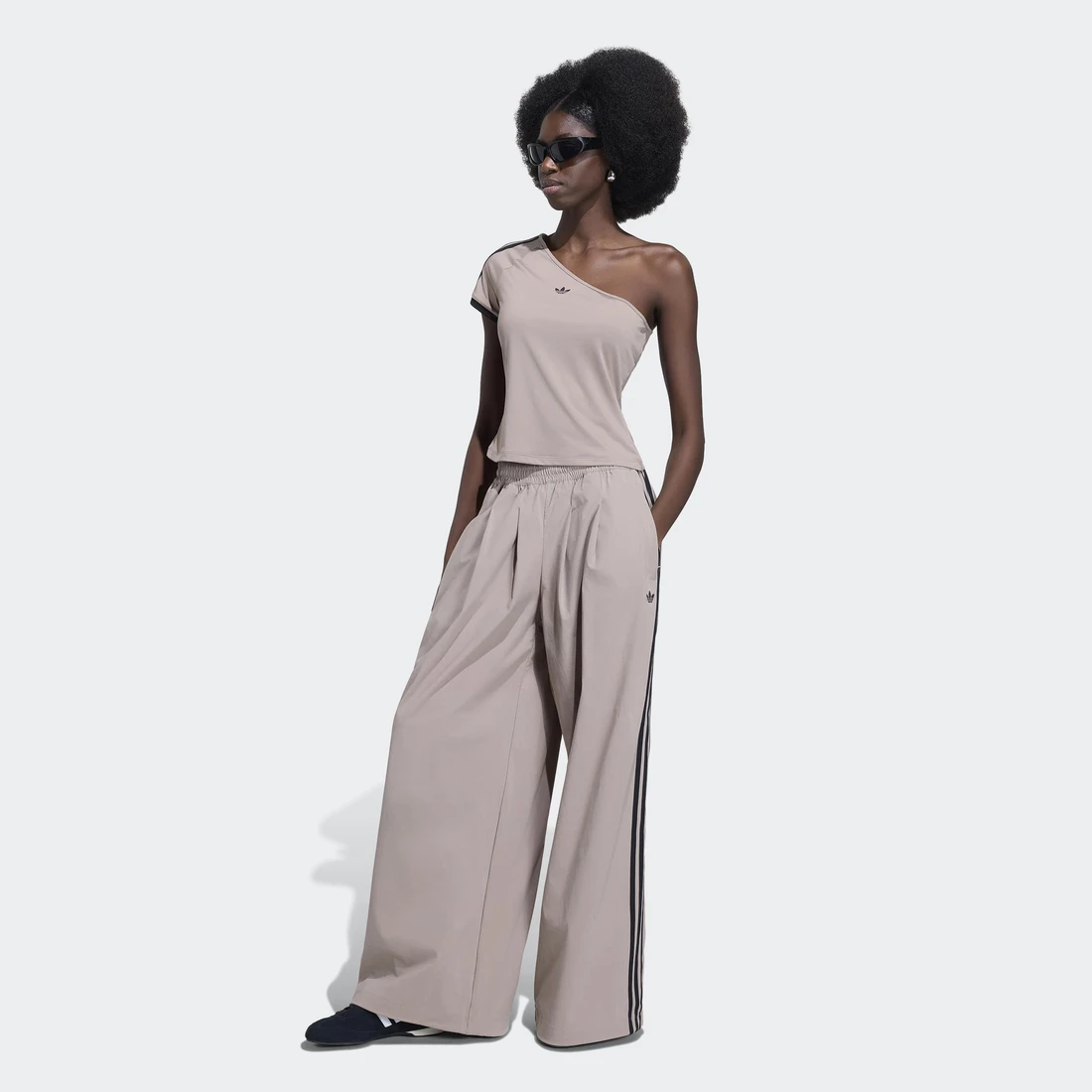 아디다스 아딜레늄 5.0 오프숄더 티셔츠 초키 브라운 - KR 사이즈 우먼스 KY5181