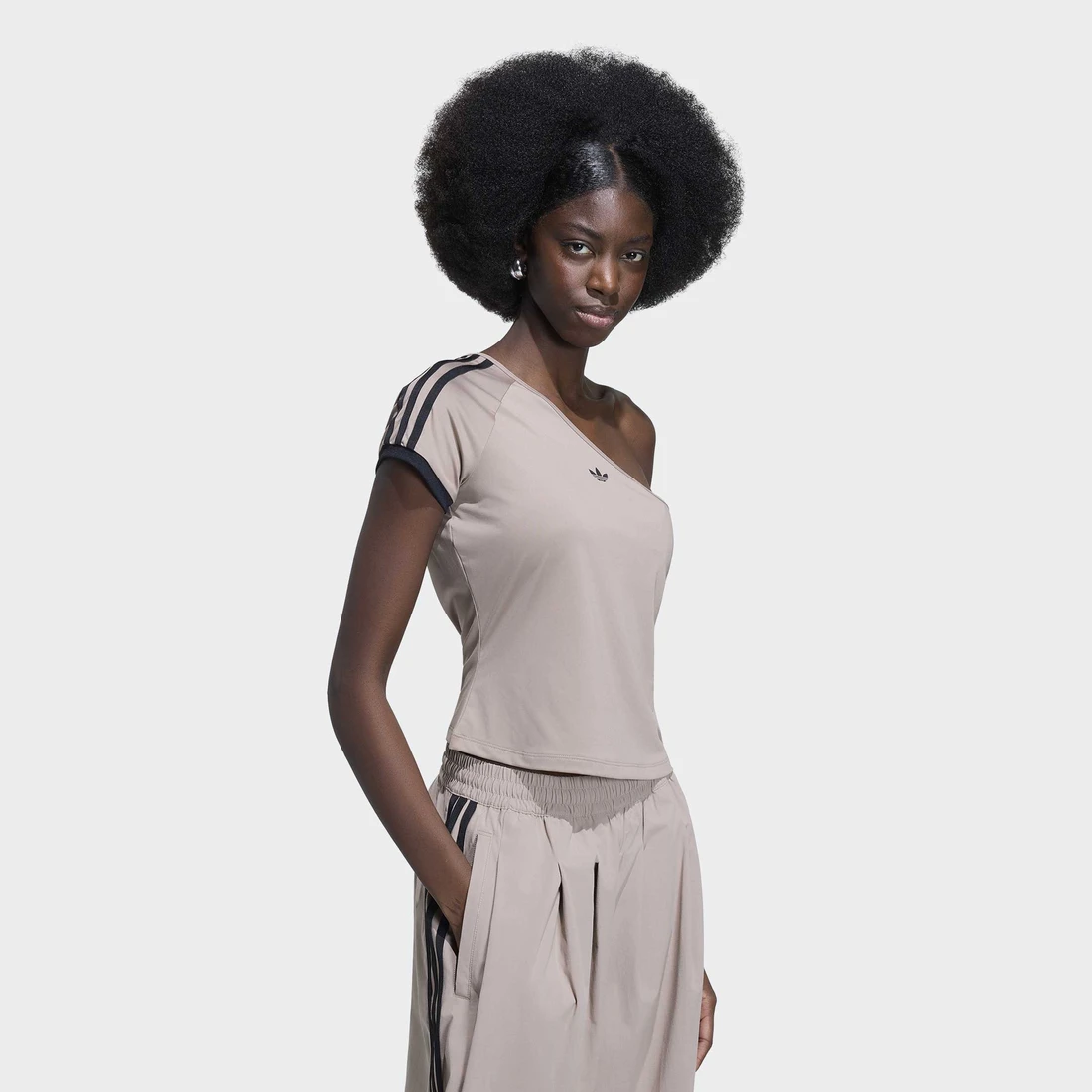 아디다스 아딜레늄 5.0 오프숄더 티셔츠 초키 브라운 - KR 사이즈 우먼스 KY5181