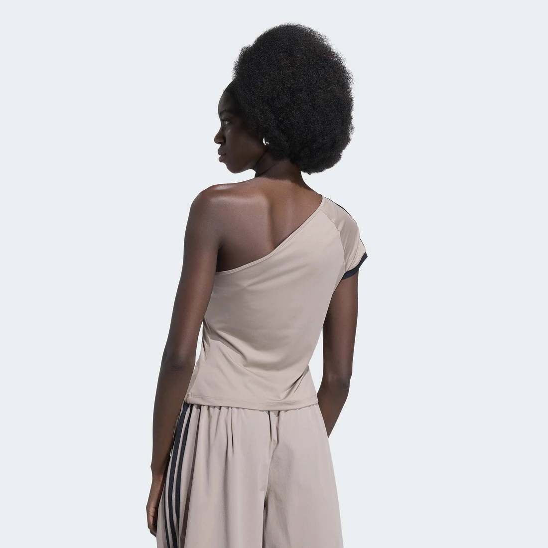 아디다스 아딜레늄 5.0 오프숄더 티셔츠 초키 브라운 - KR 사이즈 우먼스 KY5181