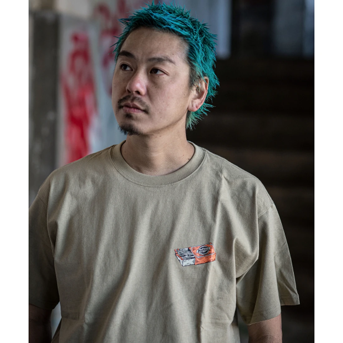 디키즈 X Hirotton 오일 티셔츠 카키 DK0A8D6ZKHK
