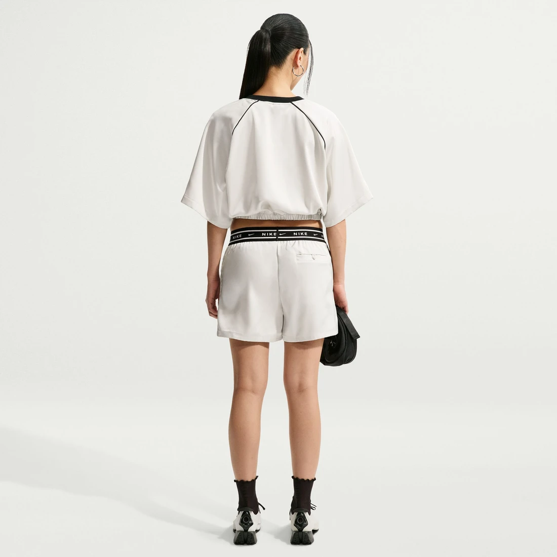 나이키 NSW 루즈 핏 미드라이즈 사틴 쇼츠 라이트 본 블랙 - 아시아 우먼스 IH1329-072