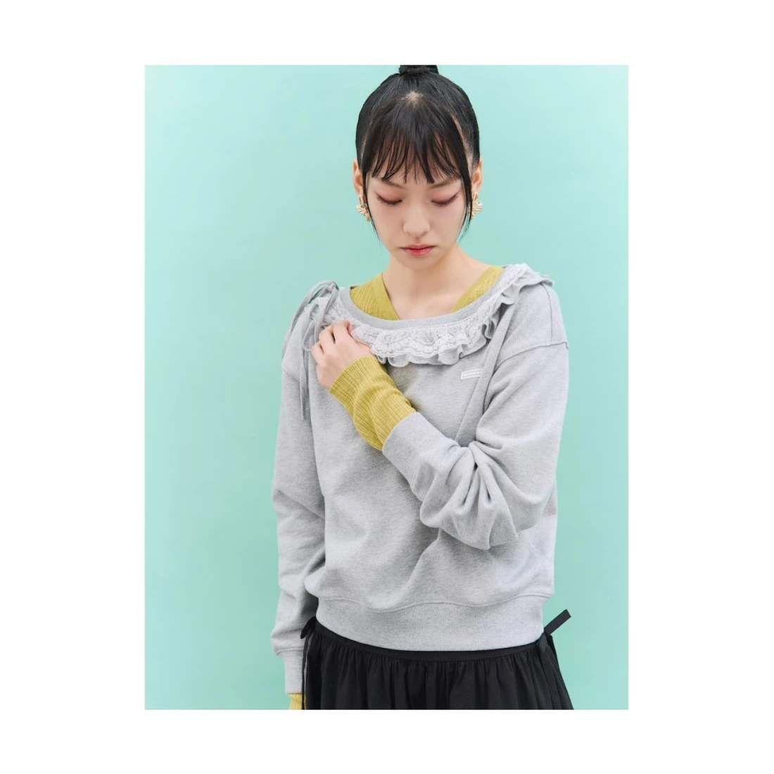 민주킴 레이스 러플 오프숄더 스웨트셔츠 그레이 356841SX33