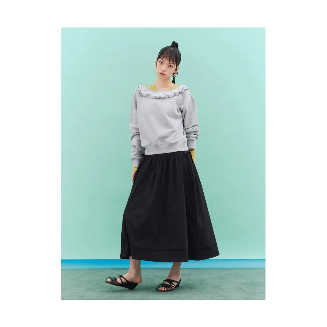 민주킴 레이스 러플 오프숄더 스웨트셔츠 그레이 356841SX33
