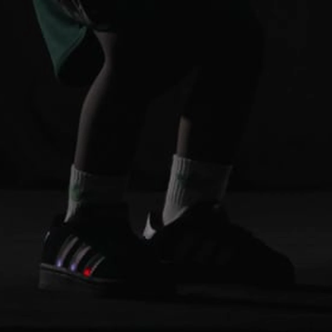 아디다스 캠퍼스 00s LED 라이트 컴포트 클로저 신축성 있는 신발끈이 적용된 스니커즈 KI9396 이미지 2