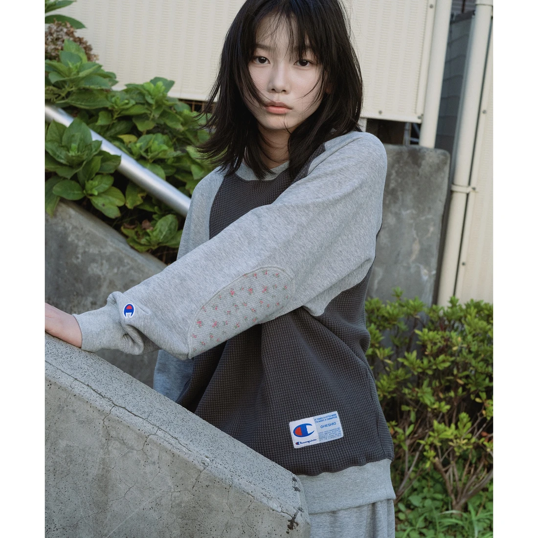 오헤시오 x 챔피온 와플 레글런 컬러 블록 스웨트셔츠 차콜 CHFTK9X04CH
